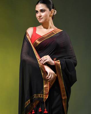 black solid mulmul cotton blend saree with contrast border 2