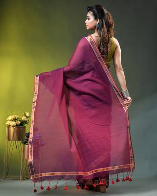 magenta solid mulmul cotton blend saree with contrast border 4