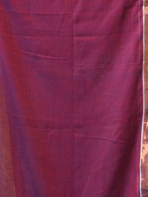 magenta solid mulmul cotton blend saree with contrast border 5