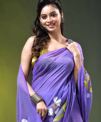 violet mulmul saree with painted floral motifs 2