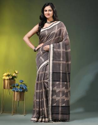 grey cotton blend saree with checkbox pattern 1