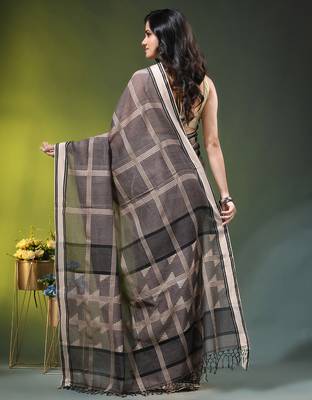 grey cotton blend saree with checkbox pattern 3
