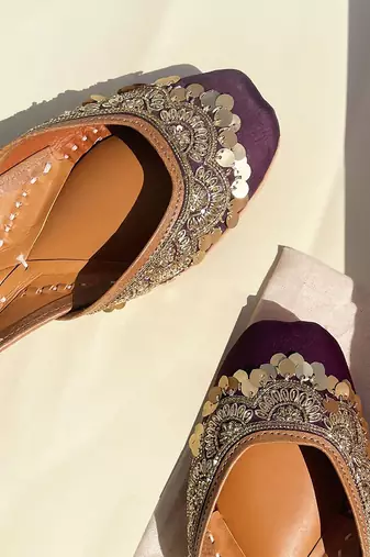 Plum purple dabka and cutdana work jutti