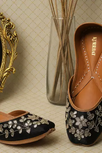 Black gota patti work jutti