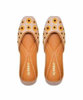 Beige embroidered sunflower motifs jutti 1