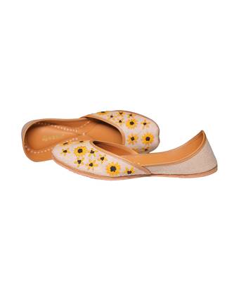 Beige embroidered sunflower motifs jutti 2