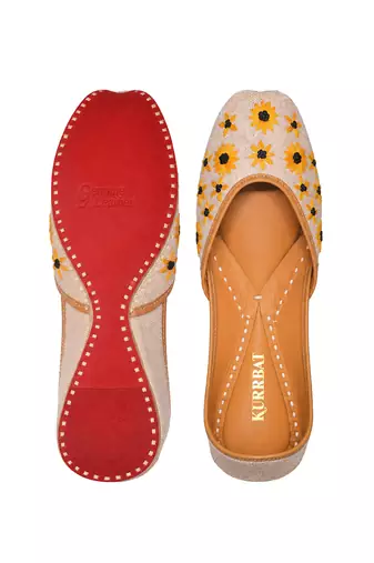 Beige embroidered sunflower motifs jutti
