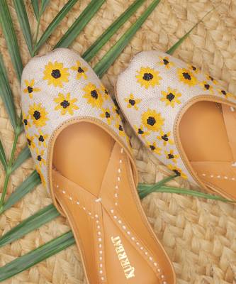Beige embroidered sunflower motifs jutti 5