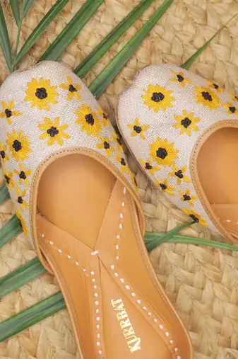Beige embroidered sunflower motifs jutti