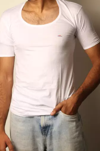 Men's white solid round neck half sleeve vest
