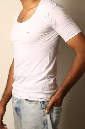 Men's white solid round neck half sleeve vest