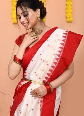 white gadowal silk blend saree with running blouse piece with red border 4