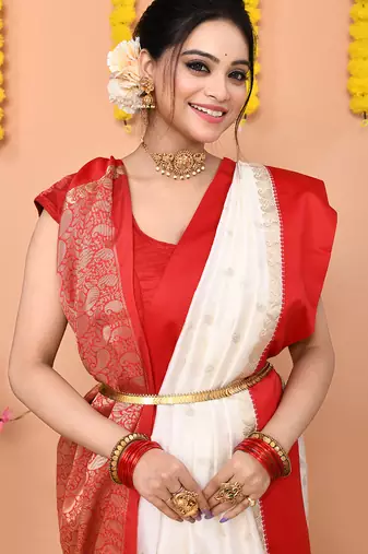 white gadowal silk blend saree with running blouse piece with red border