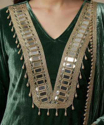 Emerald green mirror embellished velvet kurta set 2