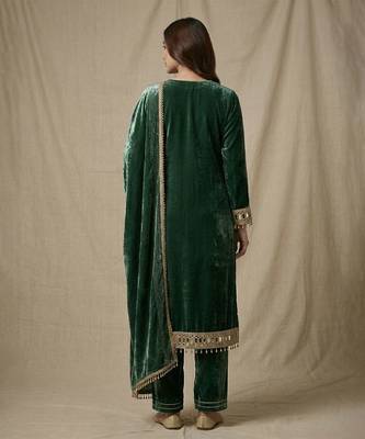 Emerald green mirror embellished velvet kurta set 3