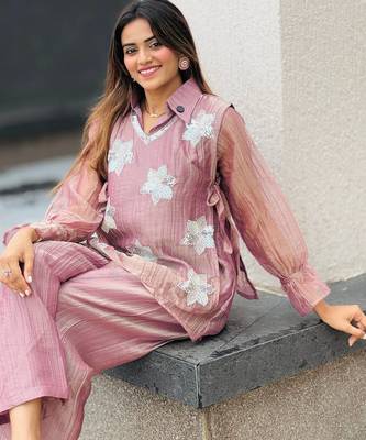 elegant dusty pink embroidered kurti pant set with floral detailing   stylish women   ethnic wear 3