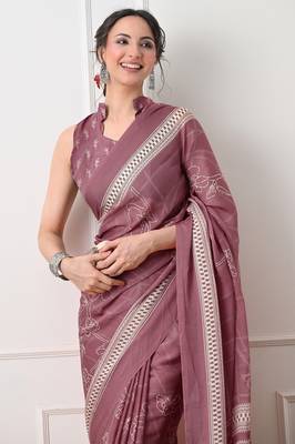 Women's pink floral print chiffon saree with unstitched piece 5