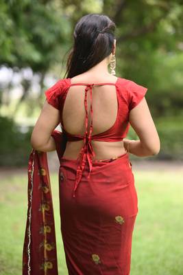 Women's red floral stripes print georgette saree with unstitched piece 4