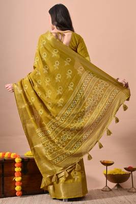 Women's mustard floral print cotton silk blend saree with unstitched piece 4