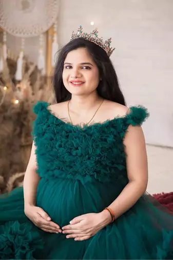 Elegant Maternity Gown – Embrace Comfort & Style