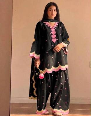 Black chanderi embroidered farshi salwar set 3