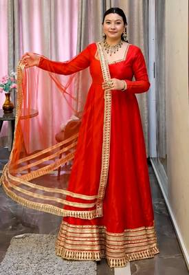 Red silk blend embroidered flared gown set 2