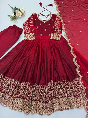 Maroon silk blend embroidered flared gown set 3
