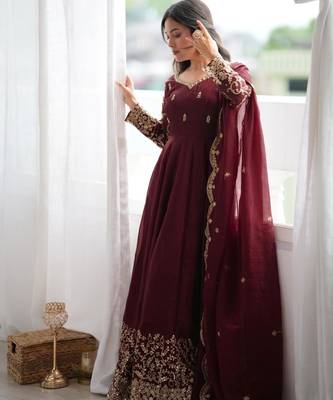 Maroon silk blend embroidered flared gown set 4