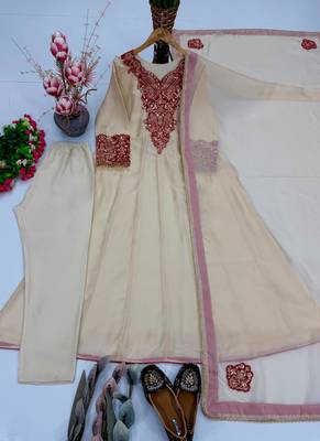 Off-white organza embroidered flared gown set 3