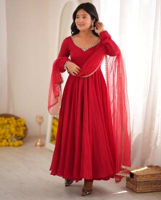 Red silk blend embroidered flared gown set 2