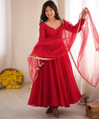 Red silk blend embroidered flared gown set 3