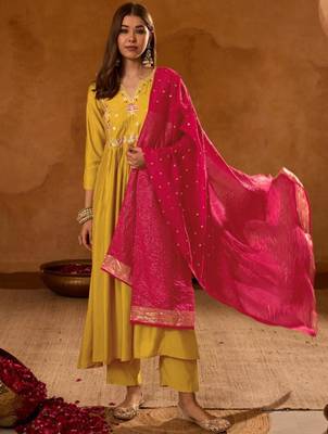 Yellow silk blend embroidered kurta set 1