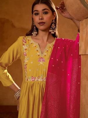 Yellow silk blend embroidered kurta set 3