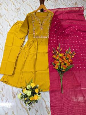 Yellow silk blend embroidered kurta set 4