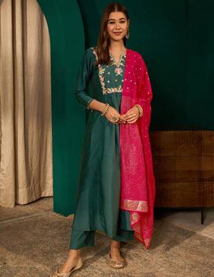 Green silk blend embroidered kurta set 1