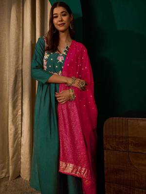 Green silk blend embroidered kurta set 4
