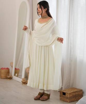 Off-white chanderi embroidered flared gown set 3
