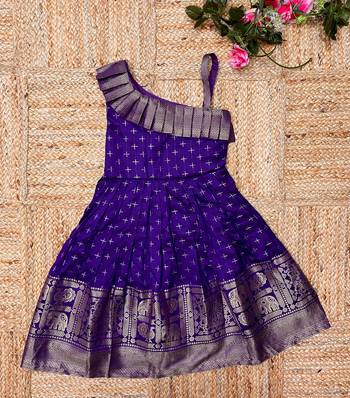 Girls pink woven silk flared gown with one-shoulder neck & zari border 4