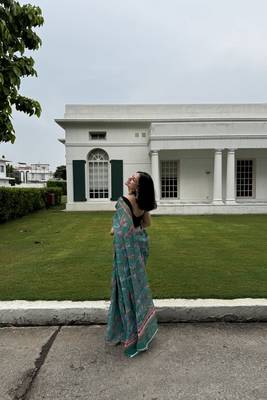 Green floral linen blend saree with blouse piece 3