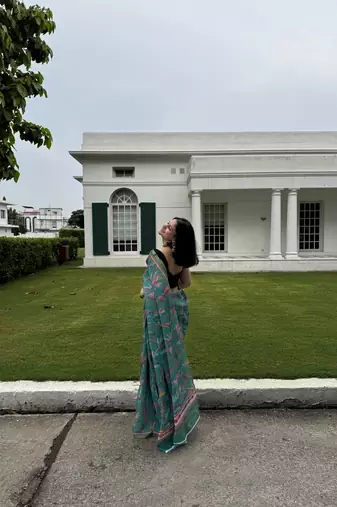 Green floral linen blend saree with blouse piece