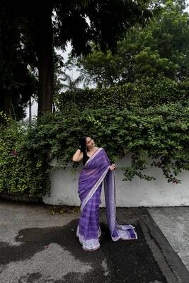 Purple checked linen blend saree with blouse piece 2