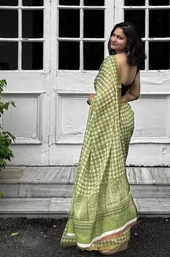 Green checked linen blend saree with blouse piece
