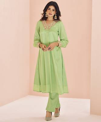 Green hand work embellished kurta set 5