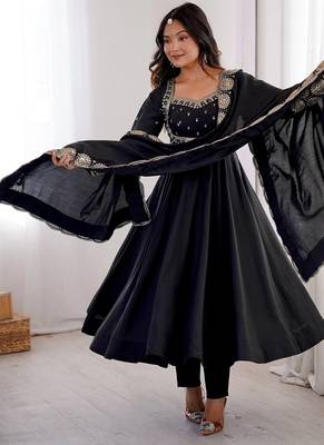 Black embroidered anarkali suit set with dupatta & pant 3