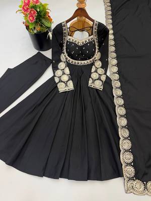 Black embroidered anarkali suit set with dupatta & pant 4