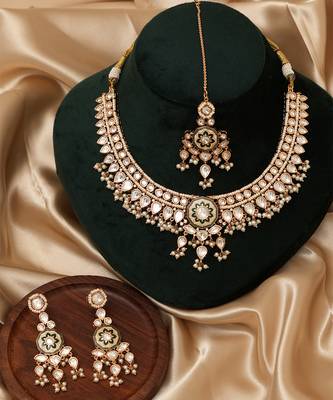 Gold plated white stones kundan necklace set with maang tikka 2