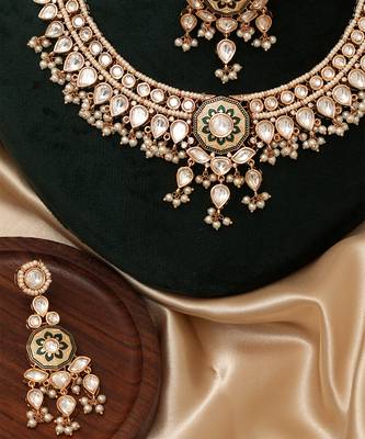 Gold plated white stones kundan necklace set with maang tikka 3