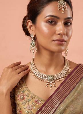 Gold plated white stones kundan necklace set with maang tikka 4