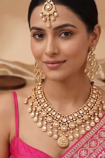 Antique textured gold polki collar necklace set with maang tikka