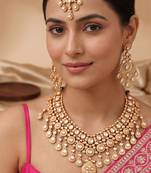 Antique textured gold polki collar necklace set with maang tikka